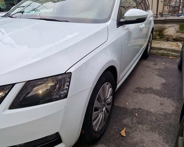 Белый Шкода Октавия, объемом двигателя 1.6 л и пробегом 187 тыс. км за 14500 $, фото 2 на Automoto.ua