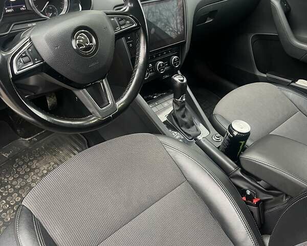 Белый Шкода Октавия, объемом двигателя 1.6 л и пробегом 257 тыс. км за 12970 $, фото 3 на Automoto.ua