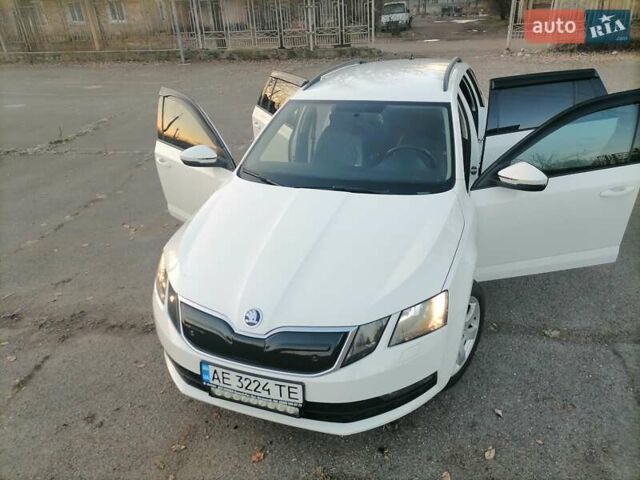 Белый Шкода Октавия, объемом двигателя 1.6 л и пробегом 211 тыс. км за 12900 $, фото 10 на Automoto.ua