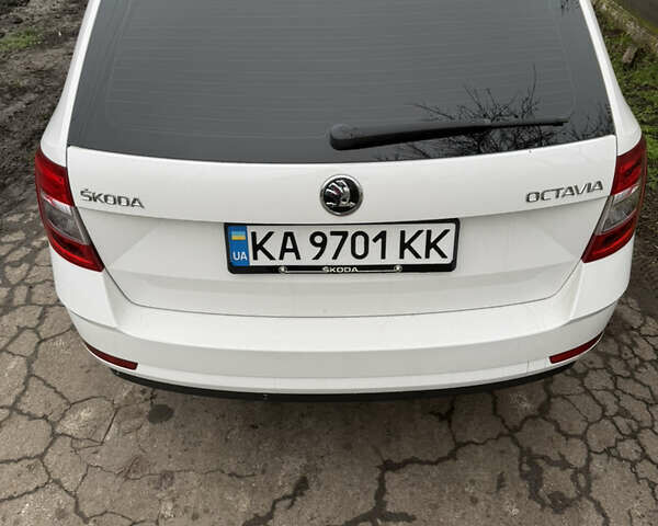 Белый Шкода Октавия, объемом двигателя 1.97 л и пробегом 235 тыс. км за 14500 $, фото 1 на Automoto.ua