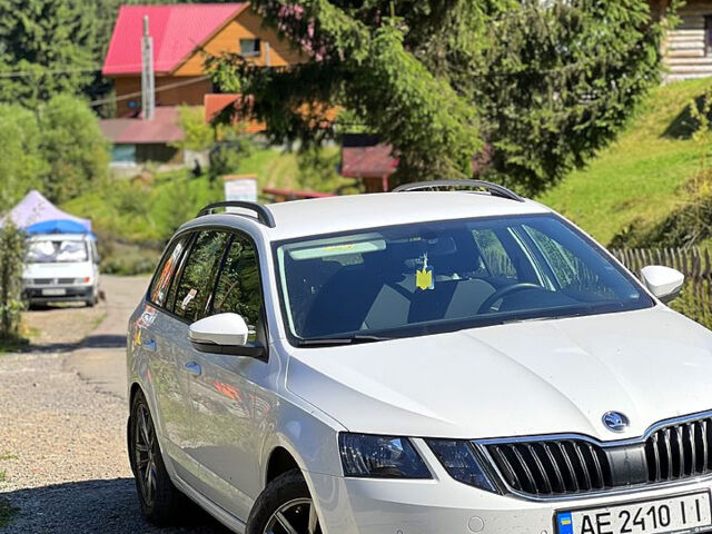 Белый Шкода Октавия, объемом двигателя 2 л и пробегом 245 тыс. км за 15000 $, фото 4 на Automoto.ua