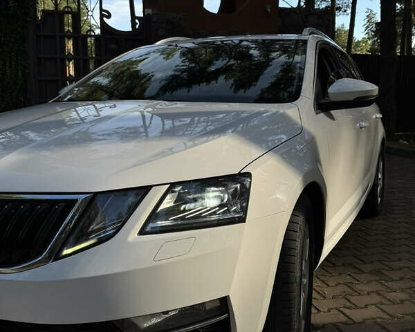 Білий Шкода Октавія, об'ємом двигуна 1.6 л та пробігом 301 тис. км за 13500 $, фото 1 на Automoto.ua
