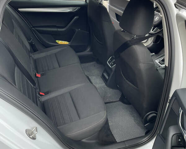 Белый Шкода Октавия, объемом двигателя 1.6 л и пробегом 290 тыс. км за 13000 $, фото 10 на Automoto.ua