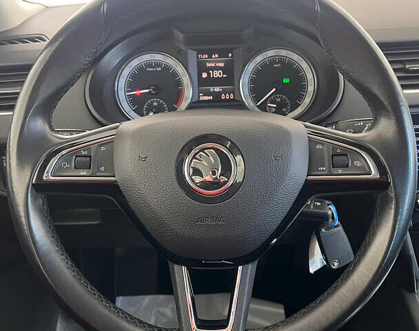 Белый Шкода Октавия, объемом двигателя 1.6 л и пробегом 209 тыс. км за 15950 $, фото 7 на Automoto.ua