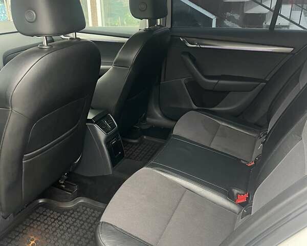 Белый Шкода Октавия, объемом двигателя 1.6 л и пробегом 257 тыс. км за 12970 $, фото 4 на Automoto.ua