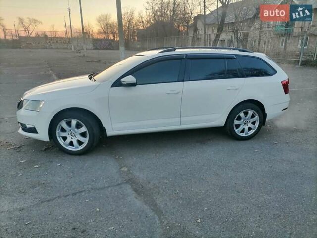 Белый Шкода Октавия, объемом двигателя 1.6 л и пробегом 211 тыс. км за 12900 $, фото 6 на Automoto.ua