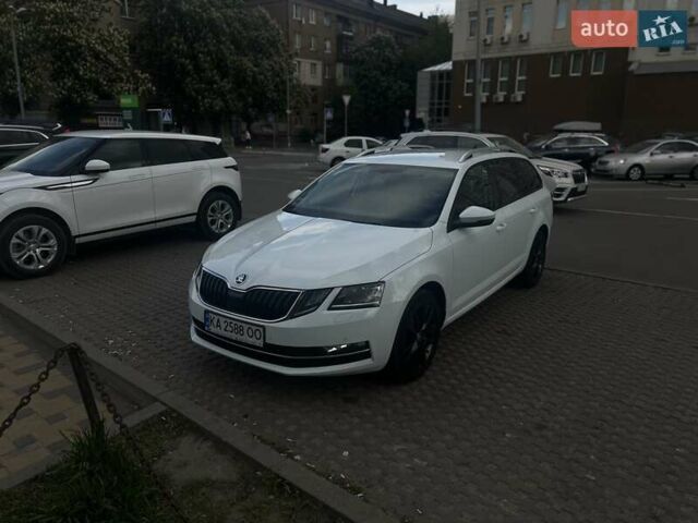 Белый Шкода Октавия, объемом двигателя 1.5 л и пробегом 220 тыс. км за 14500 $, фото 1 на Automoto.ua