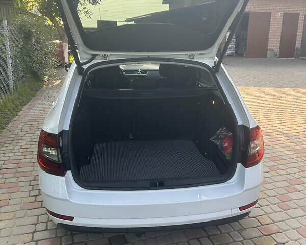 Белый Шкода Октавия, объемом двигателя 1.6 л и пробегом 239 тыс. км за 15000 $, фото 10 на Automoto.ua