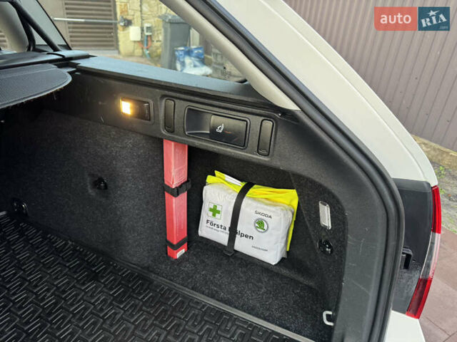 Білий Шкода Октавія, об'ємом двигуна 2 л та пробігом 210 тис. км за 16400 $, фото 51 на Automoto.ua