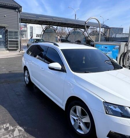 Білий Шкода Октавія, об'ємом двигуна 1.58 л та пробігом 233 тис. км за 14000 $, фото 2 на Automoto.ua