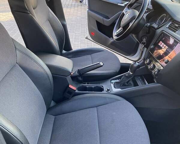 Белый Шкода Октавия, объемом двигателя 2 л и пробегом 187 тыс. км за 18900 $, фото 15 на Automoto.ua