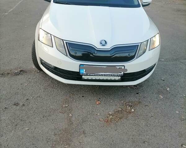 Белый Шкода Октавия, объемом двигателя 1.6 л и пробегом 211 тыс. км за 12900 $, фото 2 на Automoto.ua