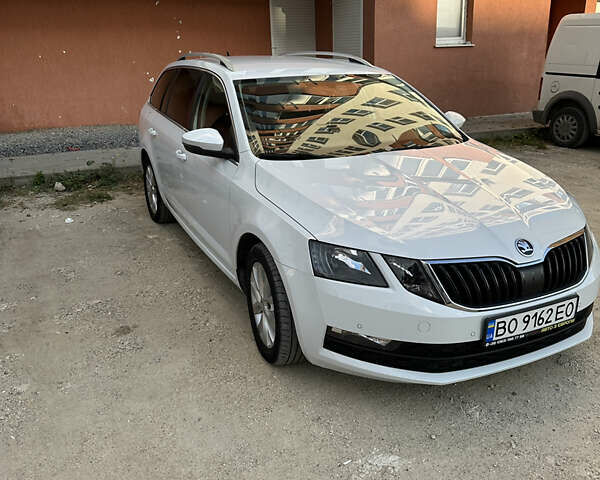 Белый Шкода Октавия, объемом двигателя 1.6 л и пробегом 214 тыс. км за 13500 $, фото 2 на Automoto.ua