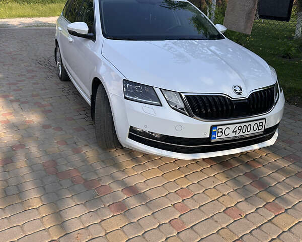 Белый Шкода Октавия, объемом двигателя 1.6 л и пробегом 239 тыс. км за 15000 $, фото 1 на Automoto.ua