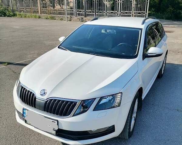Білий Шкода Октавія, об'ємом двигуна 1.6 л та пробігом 183 тис. км за 13400 $, фото 1 на Automoto.ua
