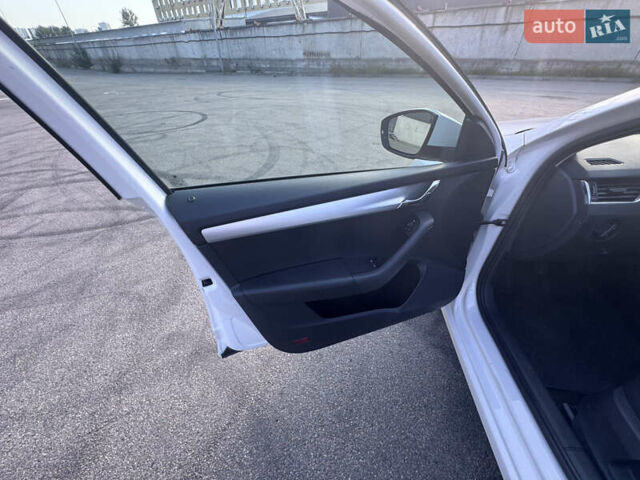 Белый Шкода Октавия, объемом двигателя 1.6 л и пробегом 196 тыс. км за 14300 $, фото 17 на Automoto.ua