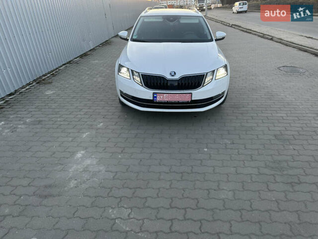 Білий Шкода Октавія, об'ємом двигуна 2 л та пробігом 197 тис. км за 18400 $, фото 1 на Automoto.ua