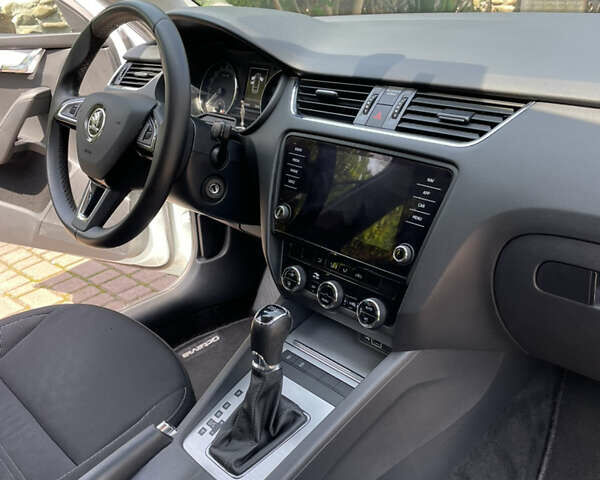 Белый Шкода Октавия, объемом двигателя 1.6 л и пробегом 212 тыс. км за 14500 $, фото 18 на Automoto.ua