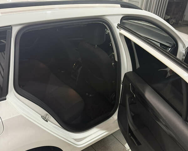 Белый Шкода Октавия, объемом двигателя 1.6 л и пробегом 210 тыс. км за 15500 $, фото 3 на Automoto.ua