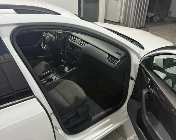 Белый Шкода Октавия, объемом двигателя 1.6 л и пробегом 210 тыс. км за 15500 $, фото 4 на Automoto.ua