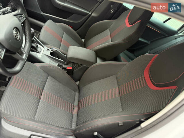 Белый Шкода Октавия, объемом двигателя 2 л и пробегом 319 тыс. км за 15500 $, фото 25 на Automoto.ua