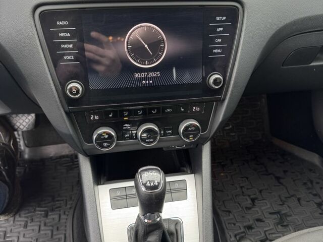 Білий Шкода Октавія, об'ємом двигуна 2 л та пробігом 280 тис. км за 12300 $, фото 18 на Automoto.ua