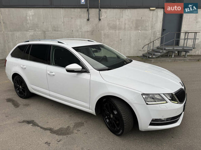 Белый Шкода Октавия, объемом двигателя 1.6 л и пробегом 196 тыс. км за 15499 $, фото 2 на Automoto.ua