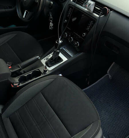 Белый Шкода Октавия, объемом двигателя 1.6 л и пробегом 262 тыс. км за 15500 $, фото 14 на Automoto.ua