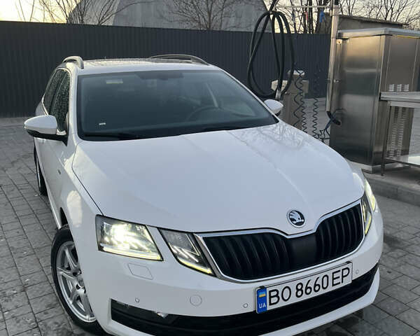 Белый Шкода Октавия, объемом двигателя 2 л и пробегом 242 тыс. км за 16899 $, фото 5 на Automoto.ua
