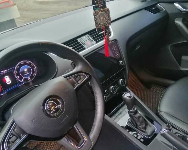 Белый Шкода Октавия, объемом двигателя 1.97 л и пробегом 193 тыс. км за 18000 $, фото 4 на Automoto.ua