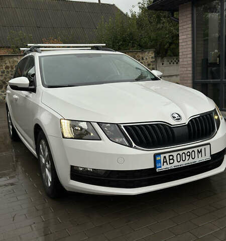 Белый Шкода Октавия, объемом двигателя 1.6 л и пробегом 262 тыс. км за 15500 $, фото 2 на Automoto.ua
