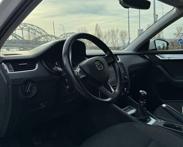 Білий Шкода Октавія, об'ємом двигуна 1.6 л та пробігом 249 тис. км за 14000 $, фото 12 на Automoto.ua