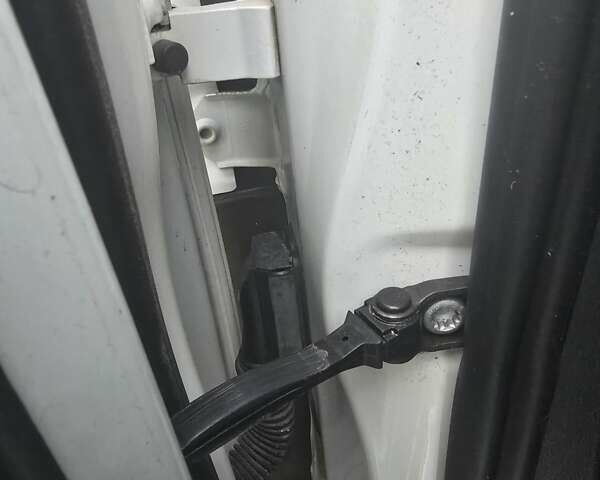 Білий Шкода Октавія, об'ємом двигуна 1.6 л та пробігом 185 тис. км за 16300 $, фото 17 на Automoto.ua