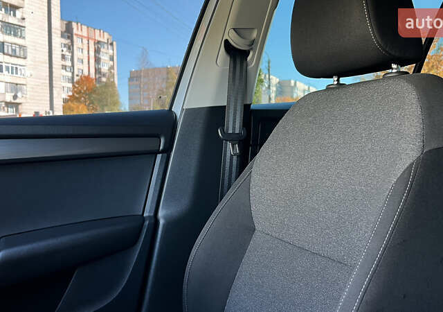 Белый Шкода Октавия, объемом двигателя 2 л и пробегом 201 тыс. км за 14300 $, фото 24 на Automoto.ua