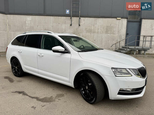 Белый Шкода Октавия, объемом двигателя 1.6 л и пробегом 196 тыс. км за 15499 $, фото 1 на Automoto.ua
