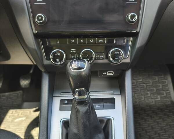 Белый Шкода Октавия, объемом двигателя 1.6 л и пробегом 210 тыс. км за 14500 $, фото 36 на Automoto.ua