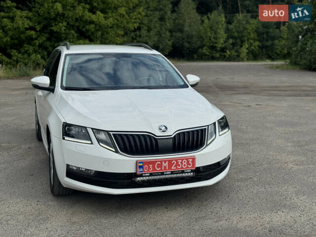 Белый Шкода Октавия, объемом двигателя 2 л и пробегом 230 тыс. км за 16900 $, фото 1 на Automoto.ua