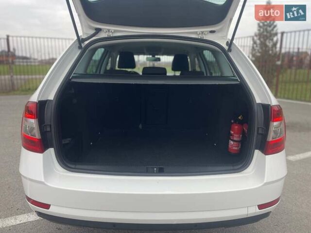 Білий Шкода Октавія, об'ємом двигуна 2 л та пробігом 218 тис. км за 13999 $, фото 39 на Automoto.ua