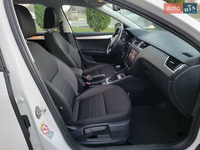 Білий Шкода Октавія, об'ємом двигуна 1.6 л та пробігом 218 тис. км за 13500 $, фото 19 на Automoto.ua