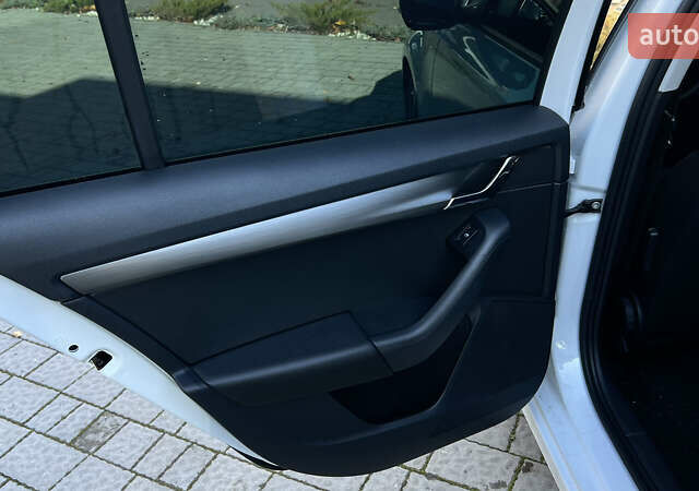 Белый Шкода Октавия, объемом двигателя 2 л и пробегом 201 тыс. км за 14300 $, фото 31 на Automoto.ua