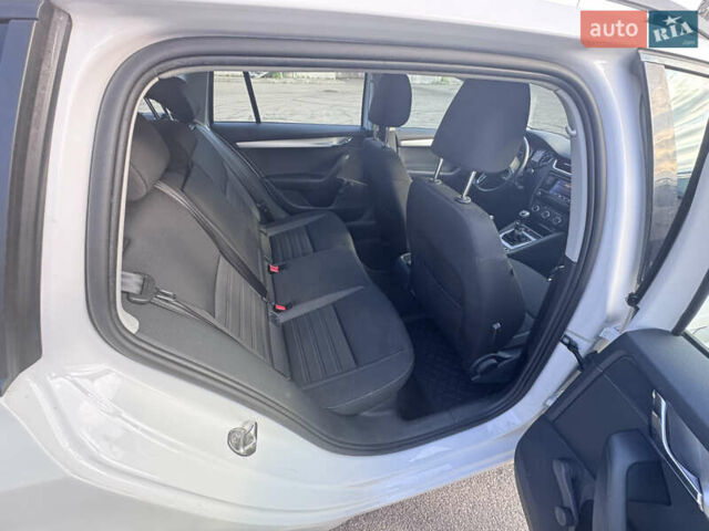 Белый Шкода Октавия, объемом двигателя 1.6 л и пробегом 196 тыс. км за 14300 $, фото 9 на Automoto.ua