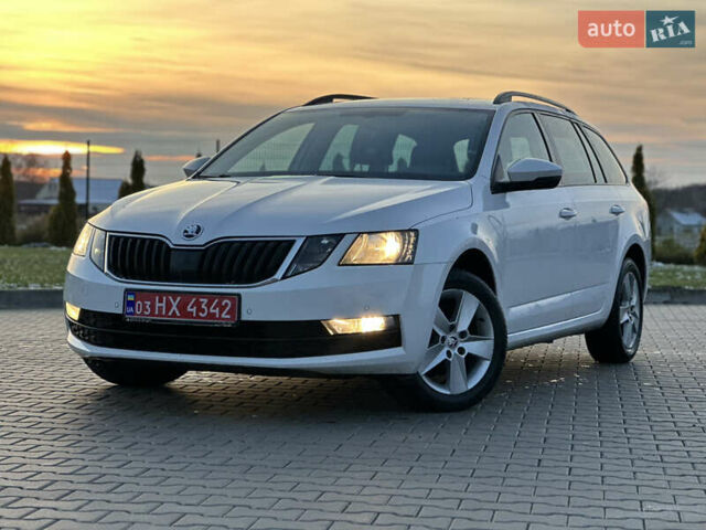 Білий Шкода Октавія, об'ємом двигуна 2 л та пробігом 217 тис. км за 14499 $, фото 1 на Automoto.ua