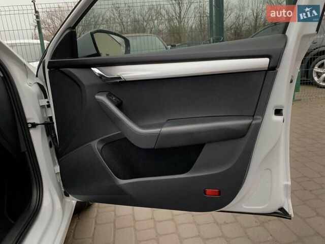 Білий Шкода Октавія, об'ємом двигуна 1.6 л та пробігом 202 тис. км за 16655 $, фото 32 на Automoto.ua