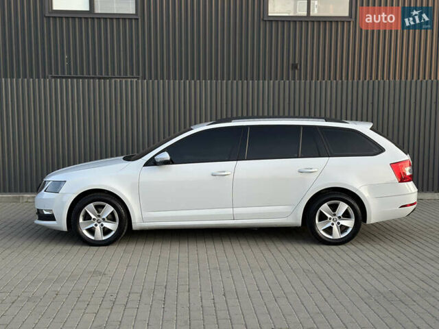 Белый Шкода Октавия, объемом двигателя 2 л и пробегом 257 тыс. км за 14000 $, фото 1 на Automoto.ua