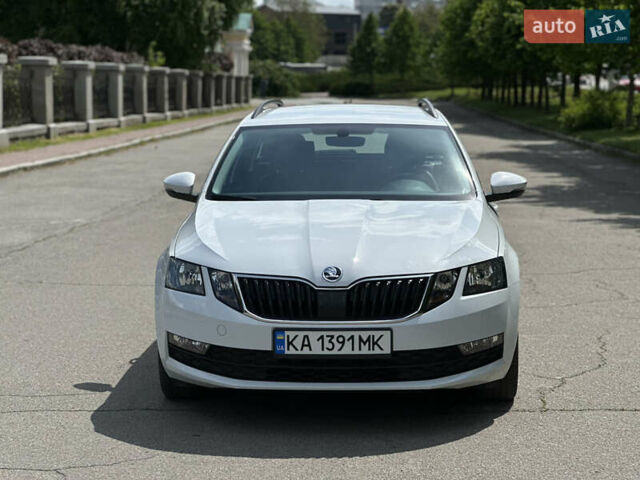 Белый Шкода Октавия, объемом двигателя 1.6 л и пробегом 200 тыс. км за 13200 $, фото 2 на Automoto.ua