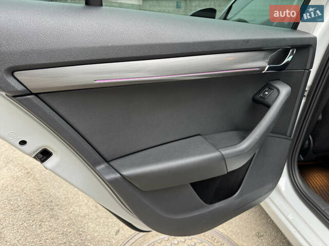 Белый Шкода Октавия, объемом двигателя 1.6 л и пробегом 196 тыс. км за 15499 $, фото 46 на Automoto.ua