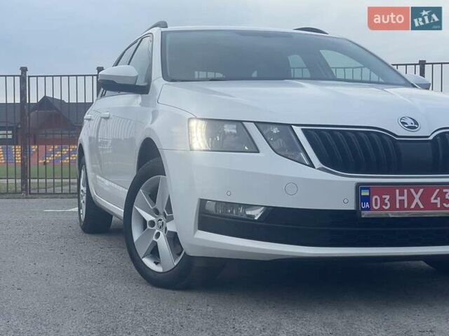 Білий Шкода Октавія, об'ємом двигуна 2 л та пробігом 218 тис. км за 13999 $, фото 2 на Automoto.ua