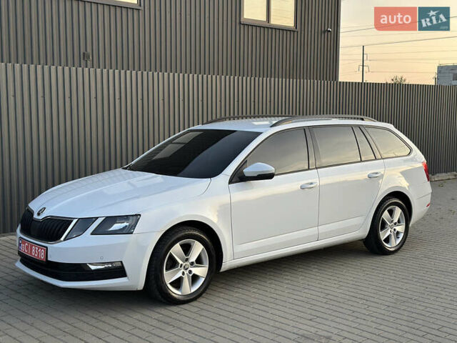 Белый Шкода Октавия, объемом двигателя 2 л и пробегом 257 тыс. км за 14000 $, фото 4 на Automoto.ua