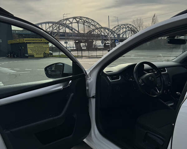 Білий Шкода Октавія, об'ємом двигуна 1.6 л та пробігом 249 тис. км за 14000 $, фото 11 на Automoto.ua