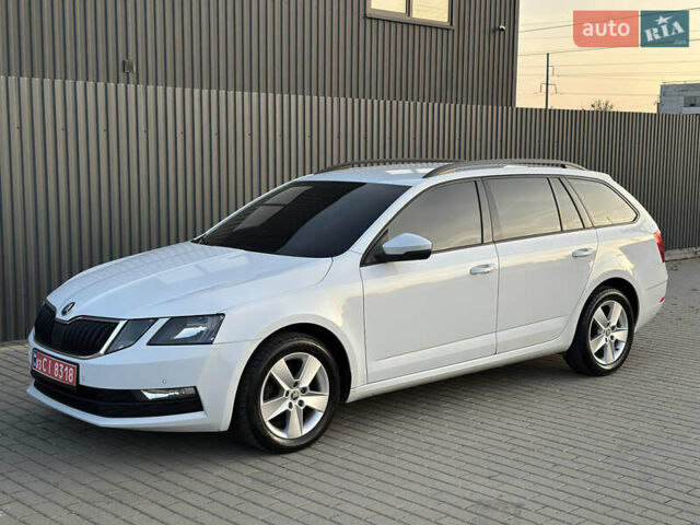 Белый Шкода Октавия, объемом двигателя 2 л и пробегом 257 тыс. км за 14000 $, фото 2 на Automoto.ua